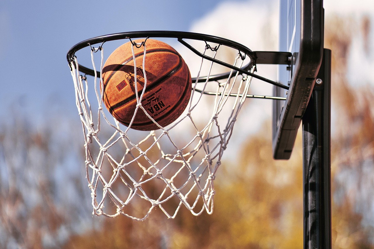 Panier de basket et son filet vus d’en bas sur un terrain